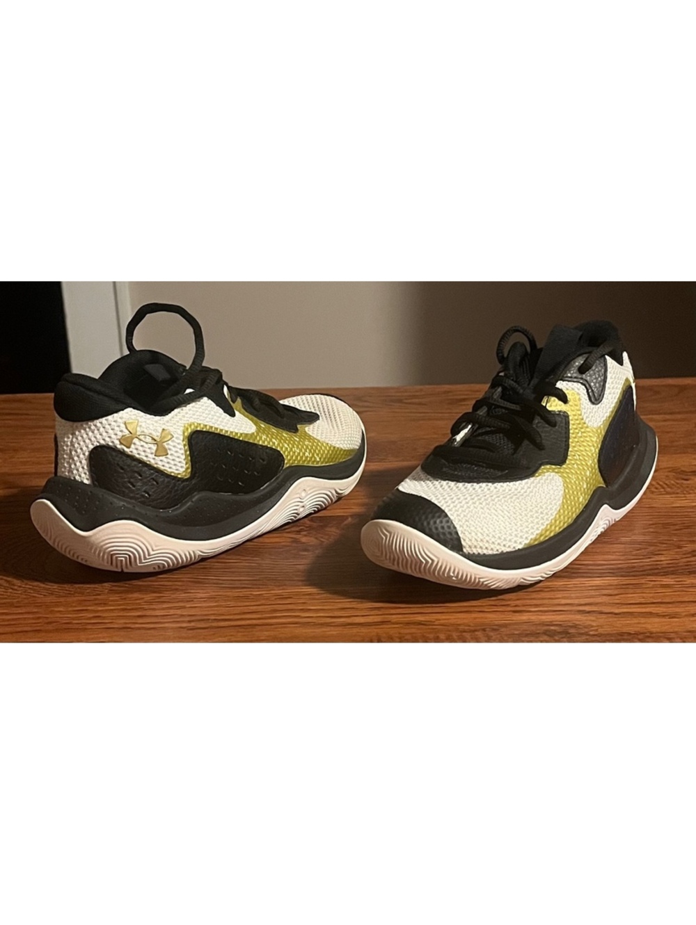 Under Armour Kids Basketball Shoes Size 1Y Black White and Y